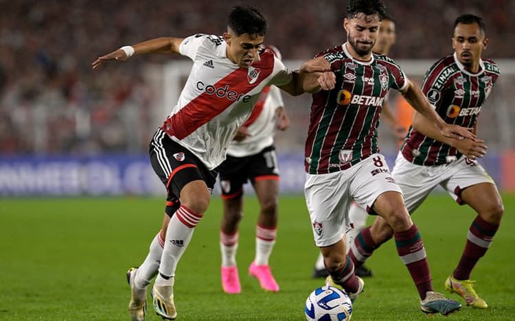 Fluminense perde para o River Plate, mas segue na liderança da Libertadores