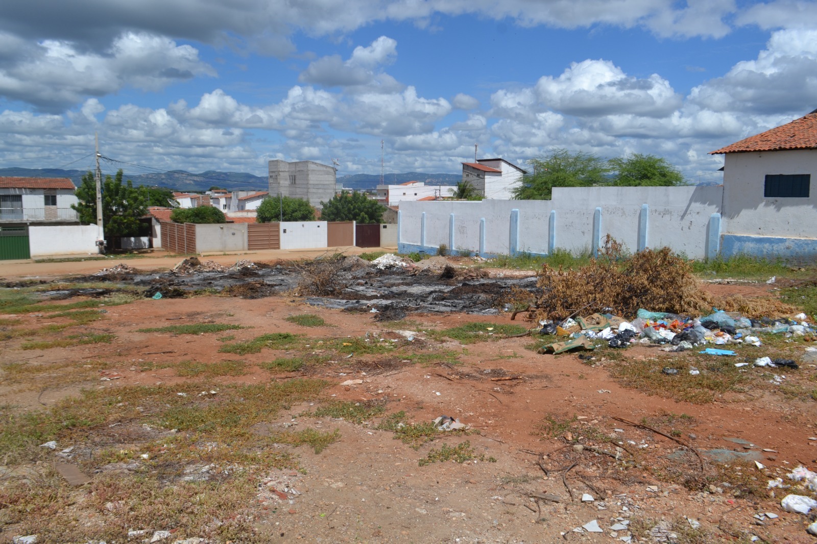 Secretaria de Serviços Públicos chama atenção para incêndios criminosos em lixo descartado de forma irregular na cidade de Patos