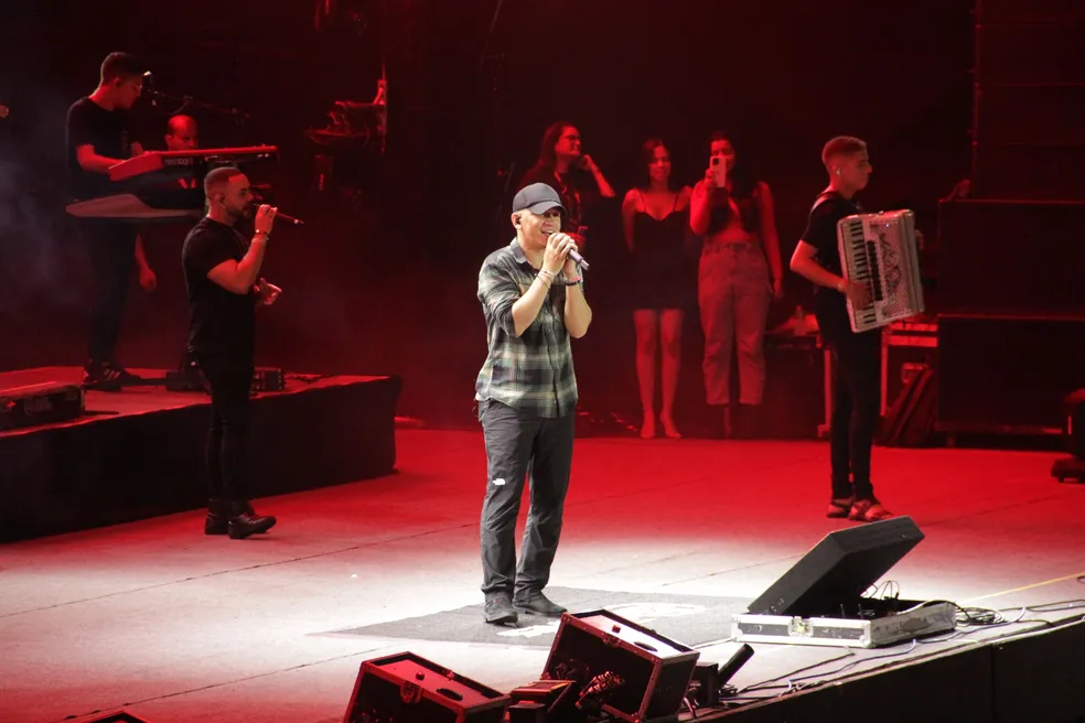 João Gomes celebra gravidez de seu primeiro filho com Ary Mirelle em estreia no São João de Campina Grande: ‘comemorar que vou ser papai’