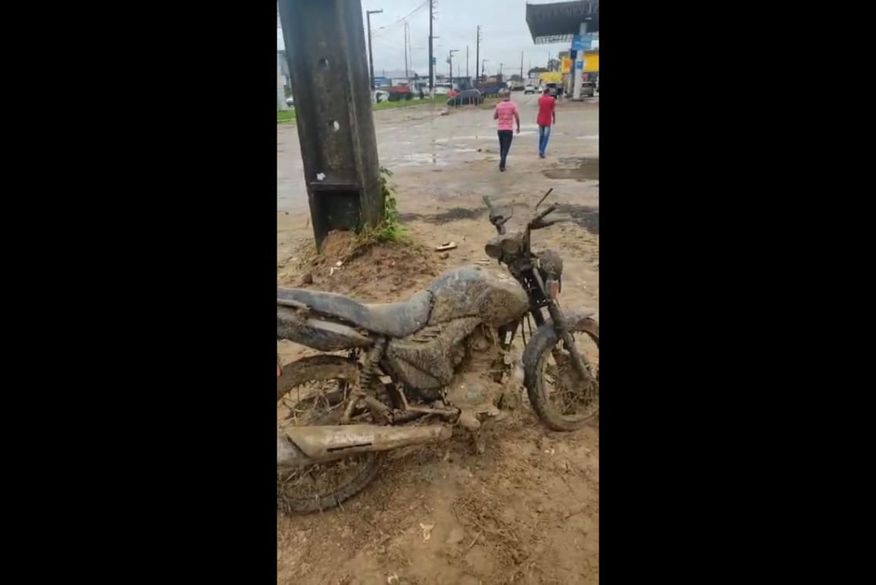 Moto que caiu dentro de bueiro há 3 anos é encontrada durante limpeza de canal, na Paraíba