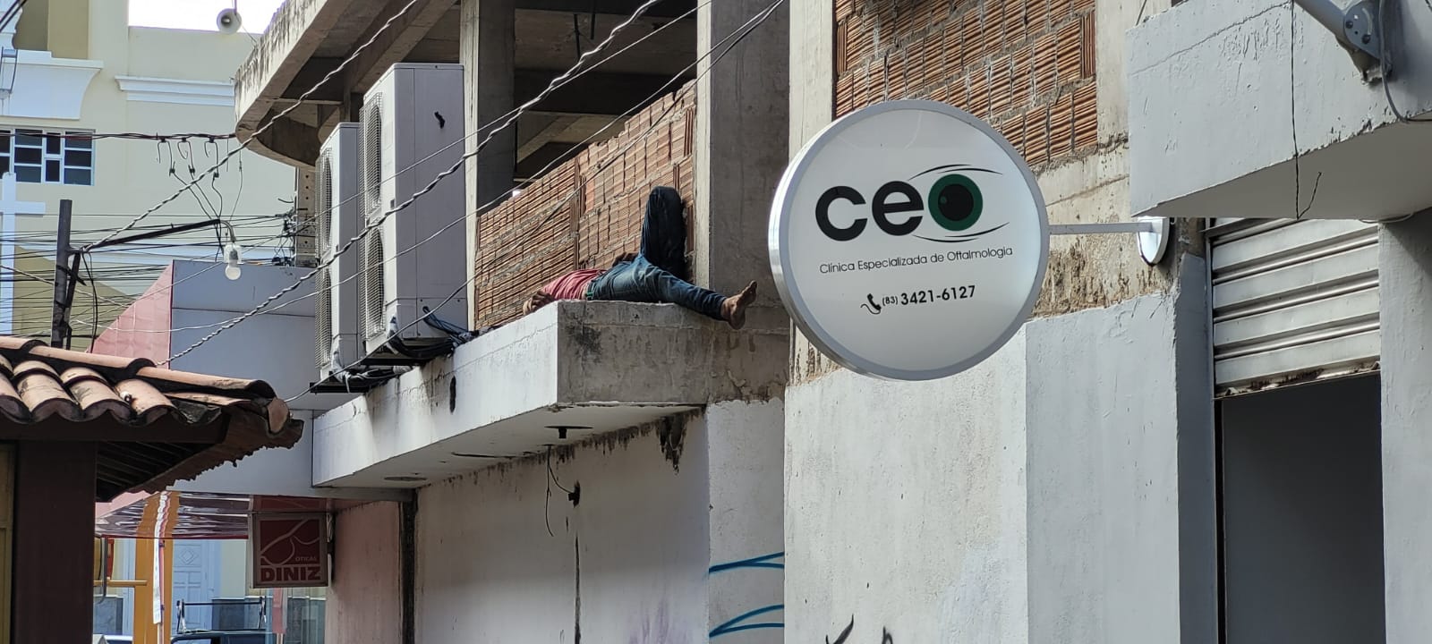 Flagrante: Radialista faz registro fotográfico de homem dormindo em marquise de prédio abandonado no Centro de Patos