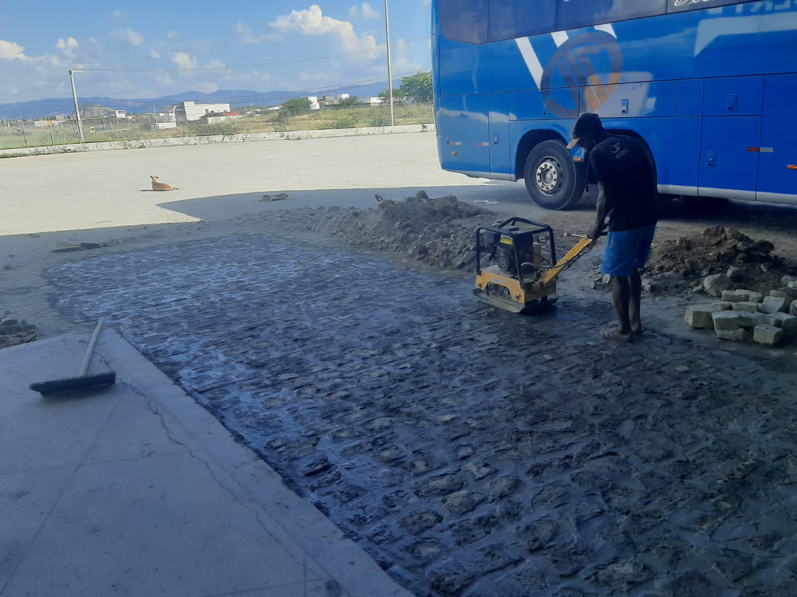 Trabalhador reclama de atraso no pagamento para funcionários que realizaram serviços de pavimentação no Rodoshopping; chefe do DER diz que pagamento será feito