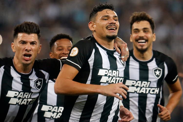 Com dois gols de Tiquinho Soares, Botafogo vence o Fortaleza e segue na liderança do Brasileirão