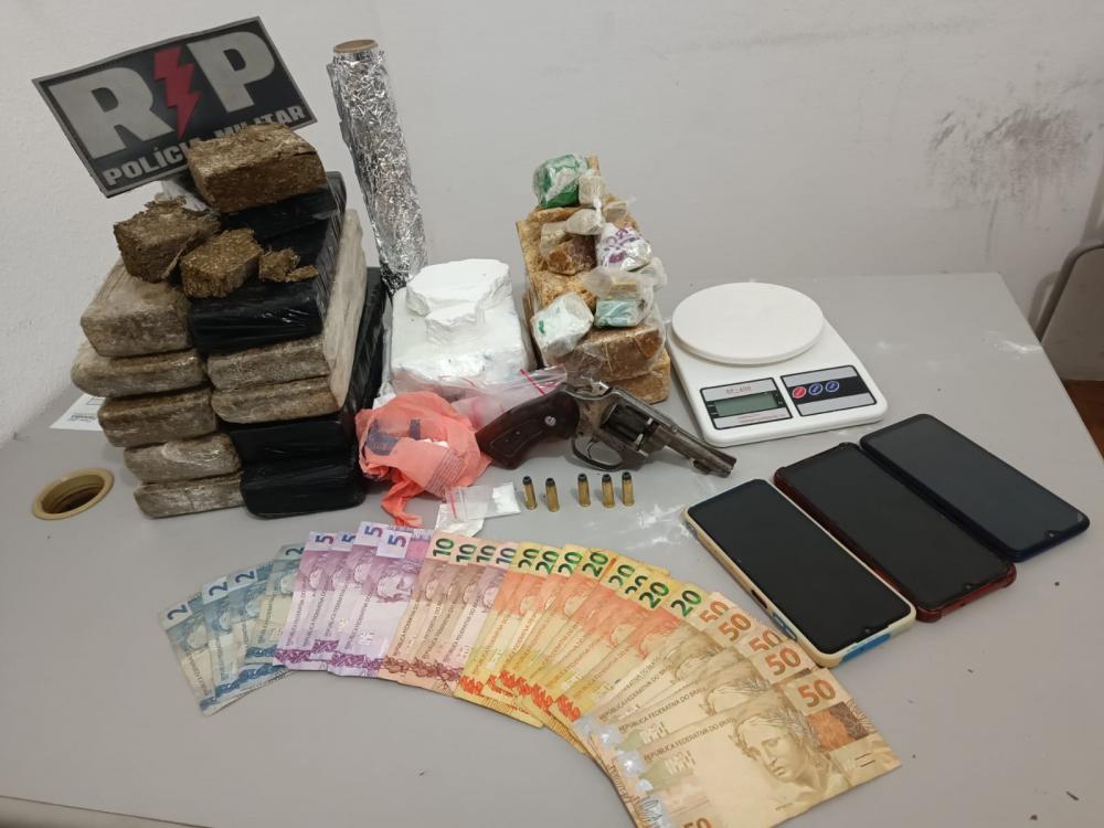 Operação Paradigma: Polícia Militar prende homens por tráfico de drogas e apreende arma de fogo, em Patos