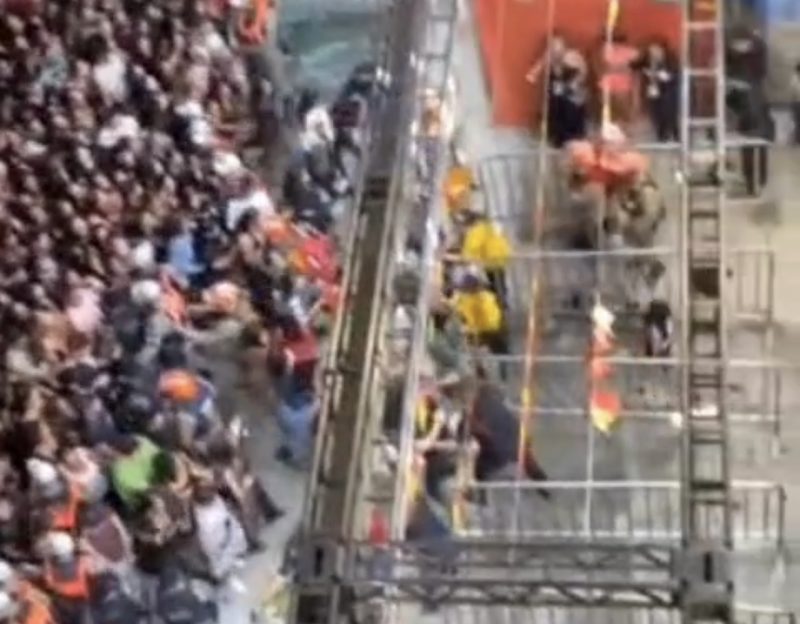 Confusão: multidão derruba grades e invade Parque do Povo após superlotação. Veja vídeo