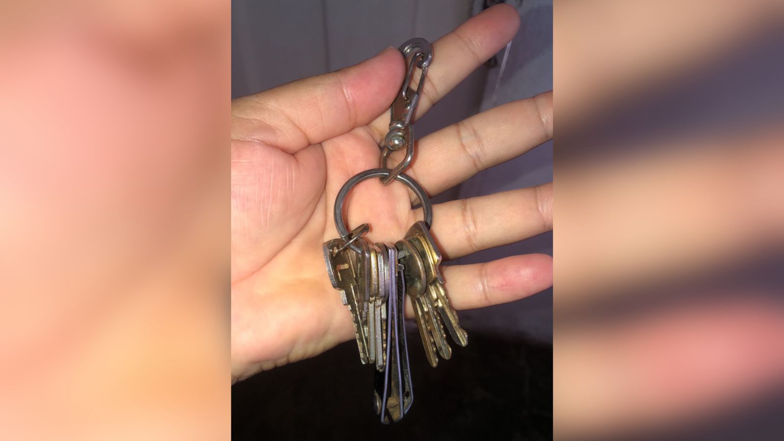 Cidadã encontra chaveiro no Bairro Noé Trajano em Patos, neste domingo (11), e tenta localizar dono