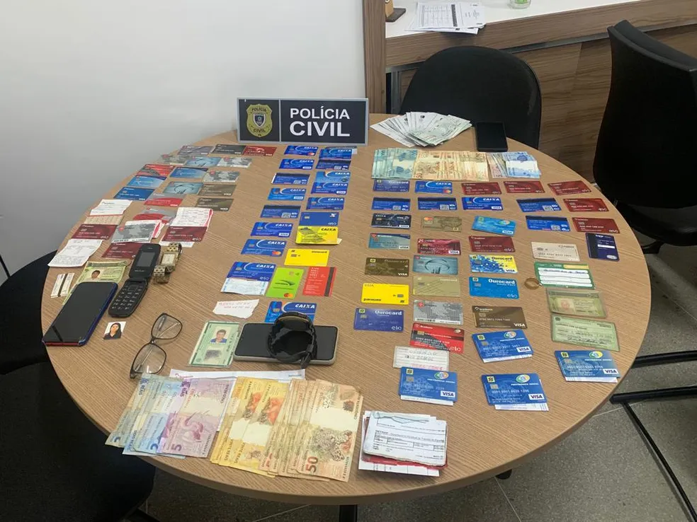 Suspeitos de fraudes bancárias são presos com dezenas de cartões em Campina Grande
