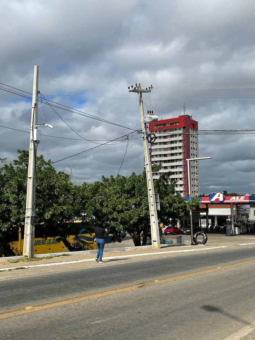 Comerciante relata preocupação com poste de alta tensão que está inclinado e ameaça cair na Av. Pedro Firmino, em Patos; Energisa diz que equipes irão ao local