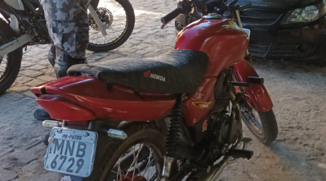 Polícias Militar e Civil recuperam moto com restrição de roubo/furto na cidade de Patos