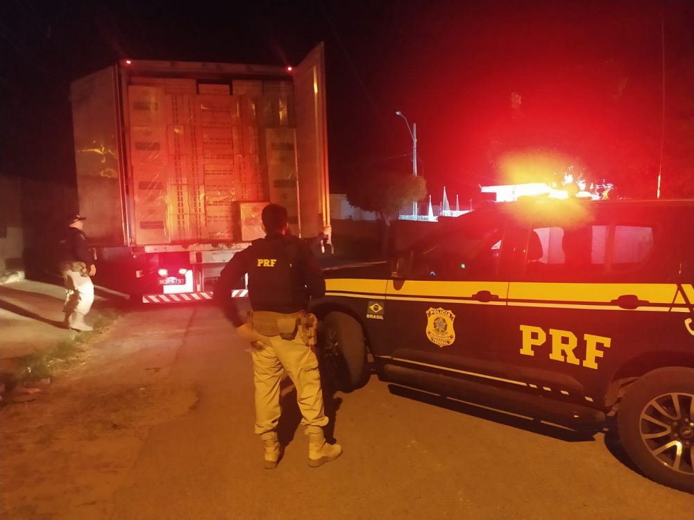 PRF apreende em Patos, carga de cigarros ilegais do Paraguai avaliada em cerca de R$ 2 milhões