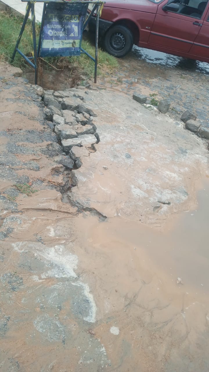 Morador da Rua Apolônio Gonçalves, no bairro da Maternidade, cobra fechamento de caixa após conserto de galeria; prefeitura diz que demanda será atendida