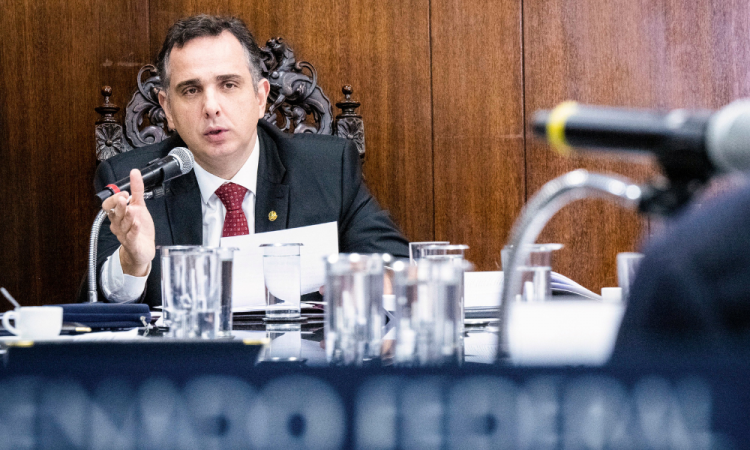 Após duras críticas da sociedade, presidente do Senado diz que sabia da existência do projeto que blinda políticos