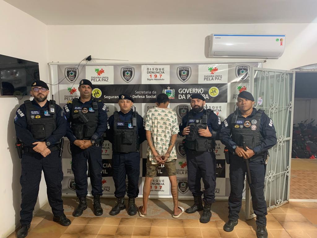 Homem é preso após pular muro de residência na noite desta quinta-feira (15) em Patos