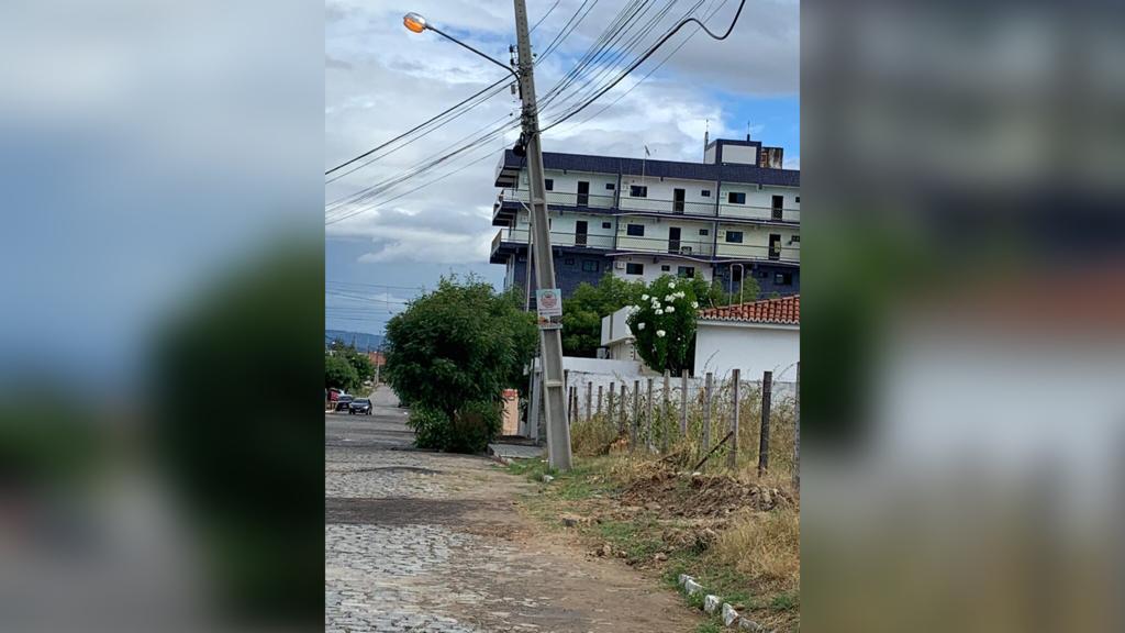 Moradores procuram Patosonline e denunciam poste inclinado. “Está prestes a cair