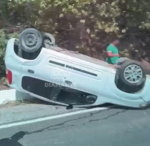 Carro capota em rodovia e deixa homem ferido, em Ibiara