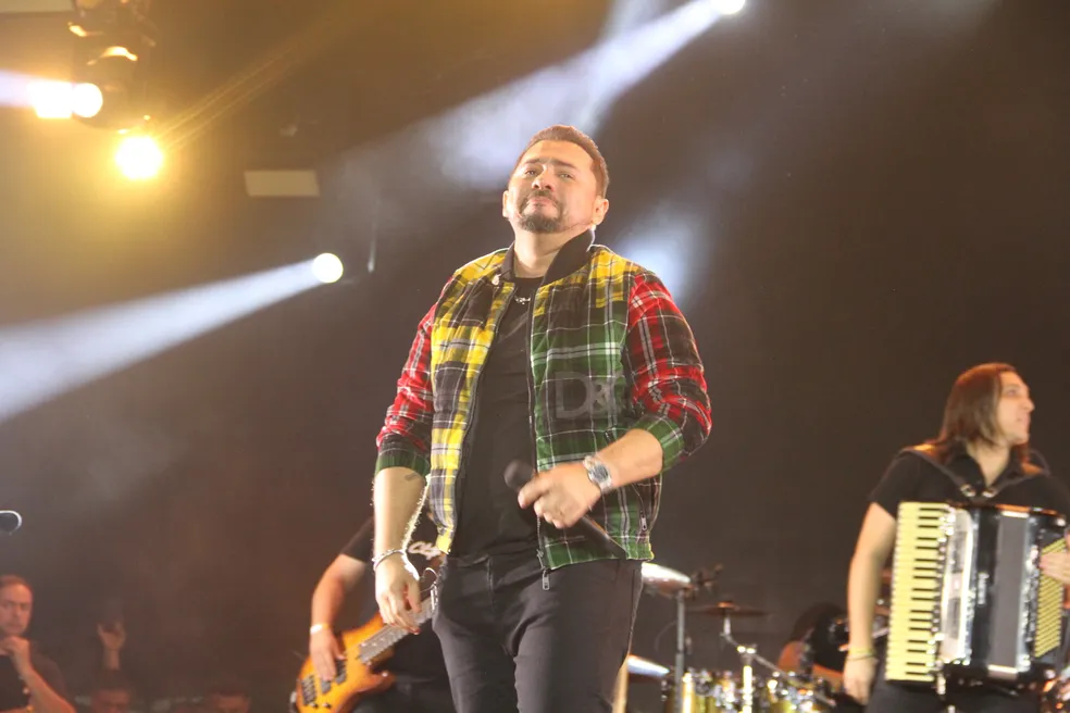 No São João de Campina Grande, Xand Avião homenageia Flávio José e defende forró tradicional: ‘ninguém derruba nosso mungunzá’