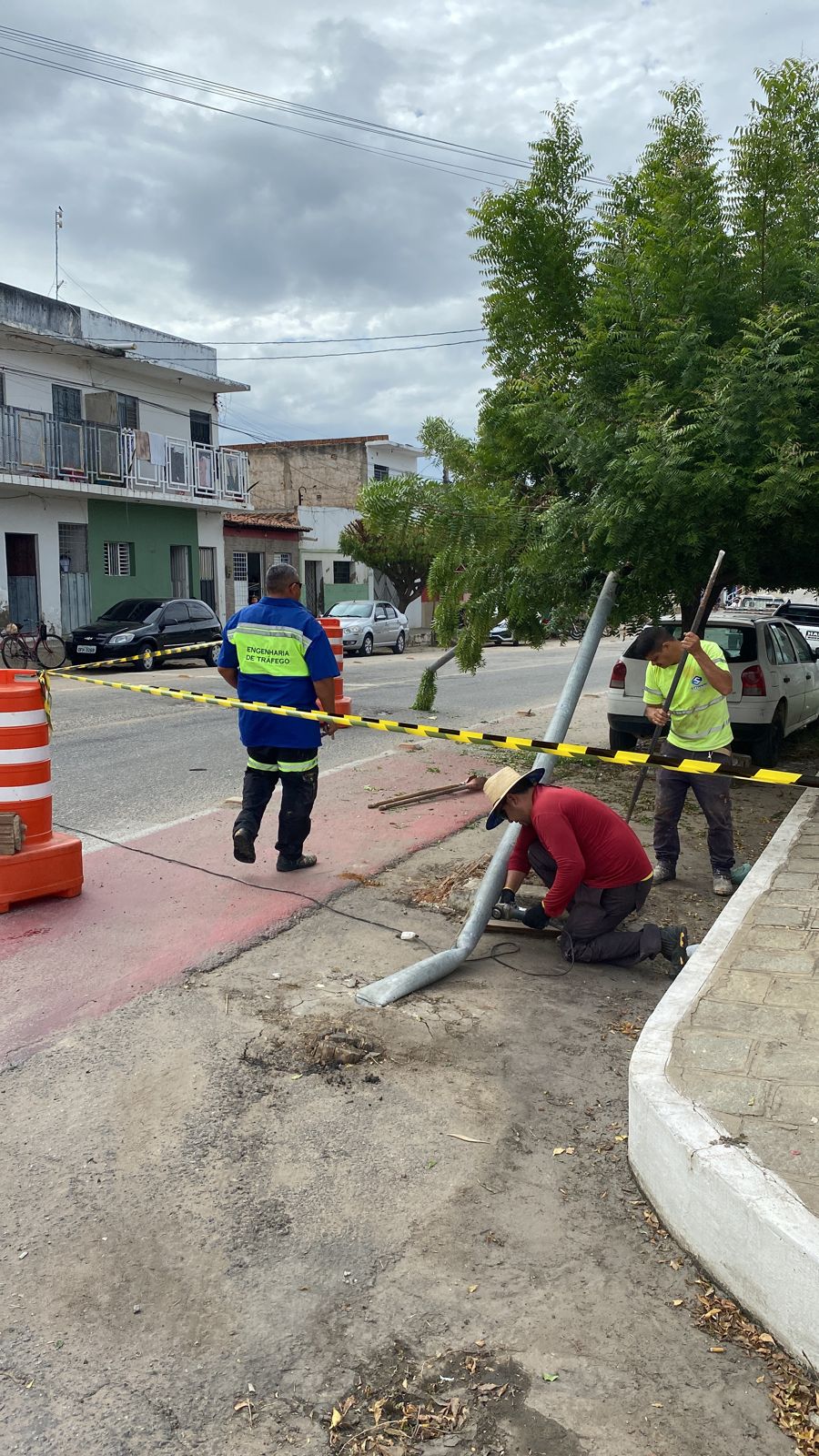 Carreta transportando retroescavadeira derruba semáforo na Rua Felipe Camarão, em Patos, na manhã deste sábado (17)