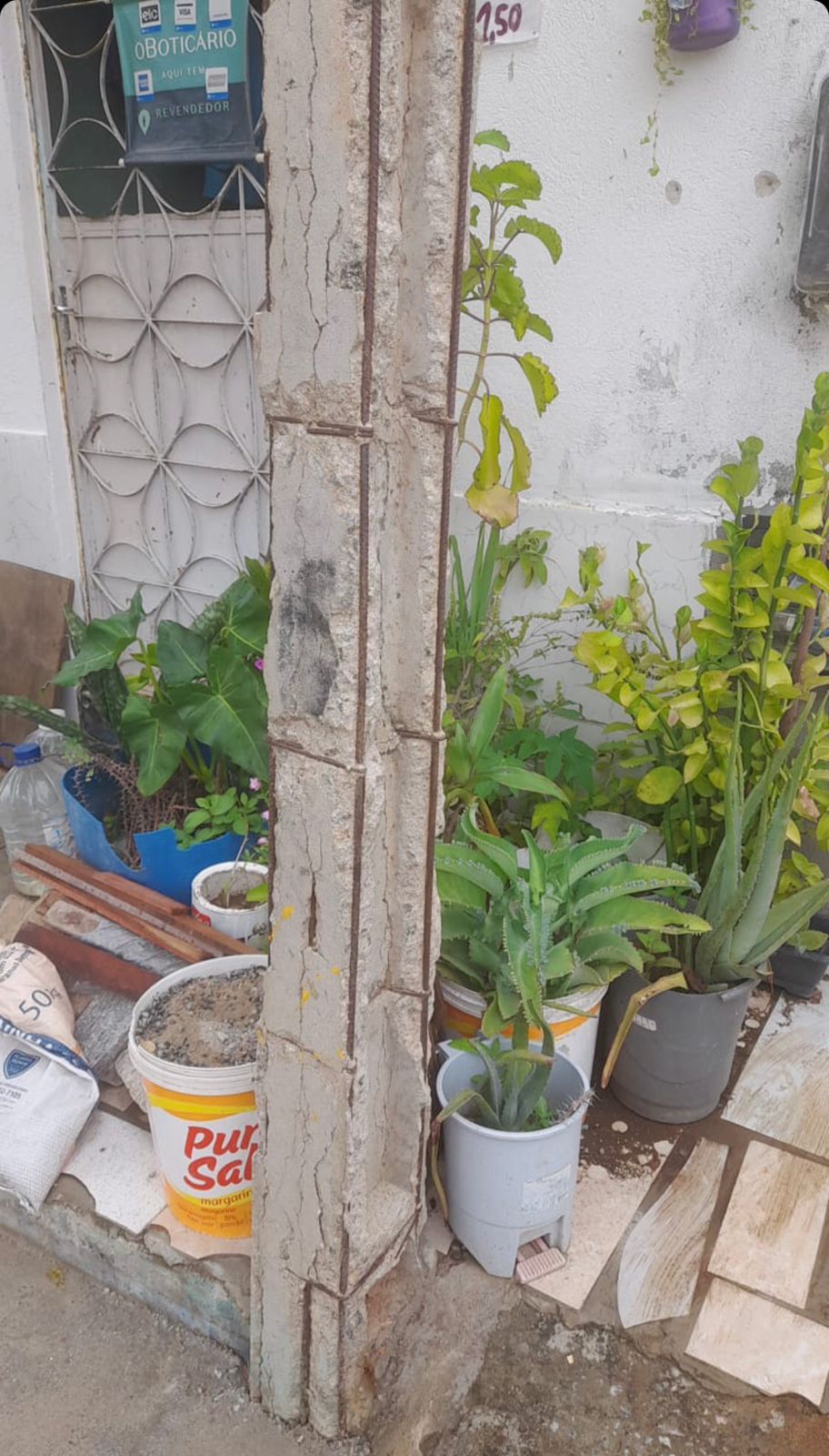 Morador denuncia poste deteriorado e prestes a cair na Rua Justiniano Guedes, bairro Jatobá, e cobra providências; Energisa se posiciona