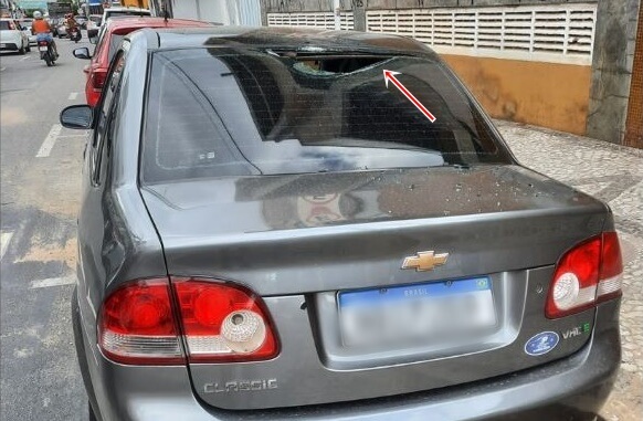 Homem não identificado causa danos a veículos no Centro de Patos