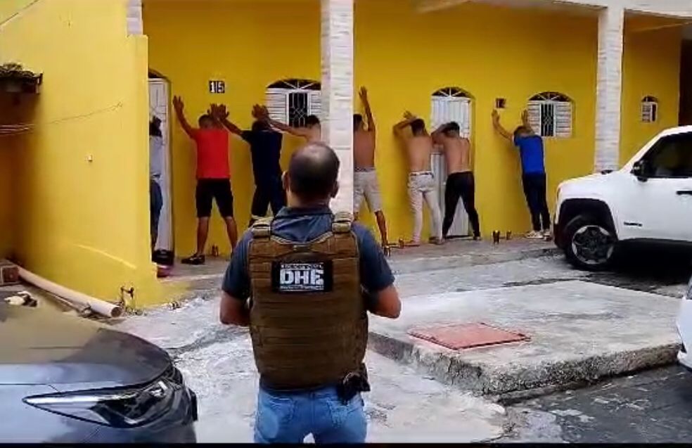 Com auxílio de cães farejadores, Polícia Civil prende dois suspeitos e apreende drogas e cartões utilizados para aplicar golpes, em Patos. VÍDEO