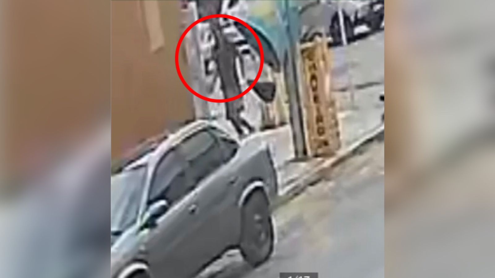 Câmera de segurança flagra momento em que homem joga pedra e danifica veículo no Centro de Patos; proprietário diz que teve prejuízo de R$ 500