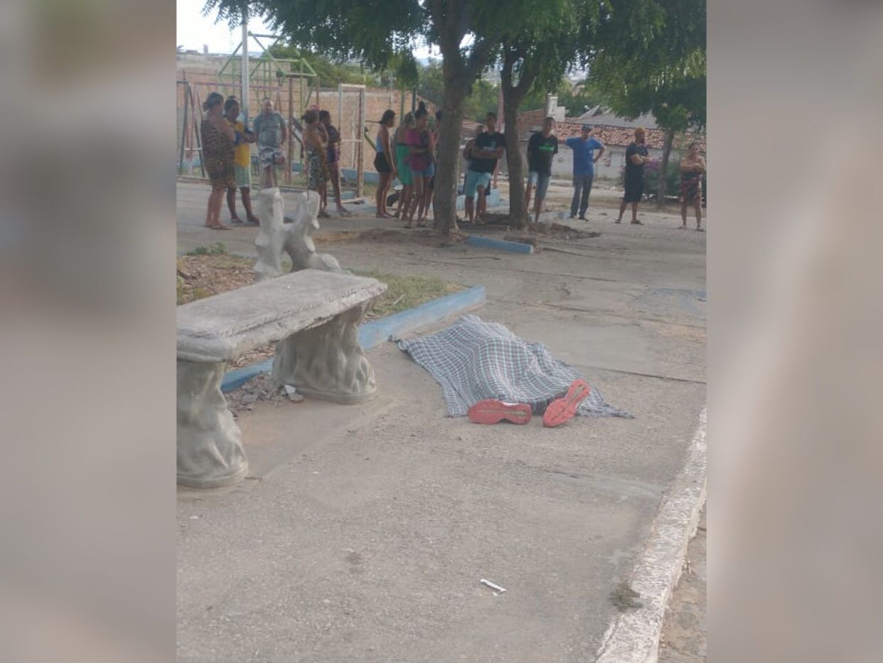 Jovem é assassinado com três tiros na cabeça em Praça Pública, na madrugada desta quinta-feira na cidade de Patos