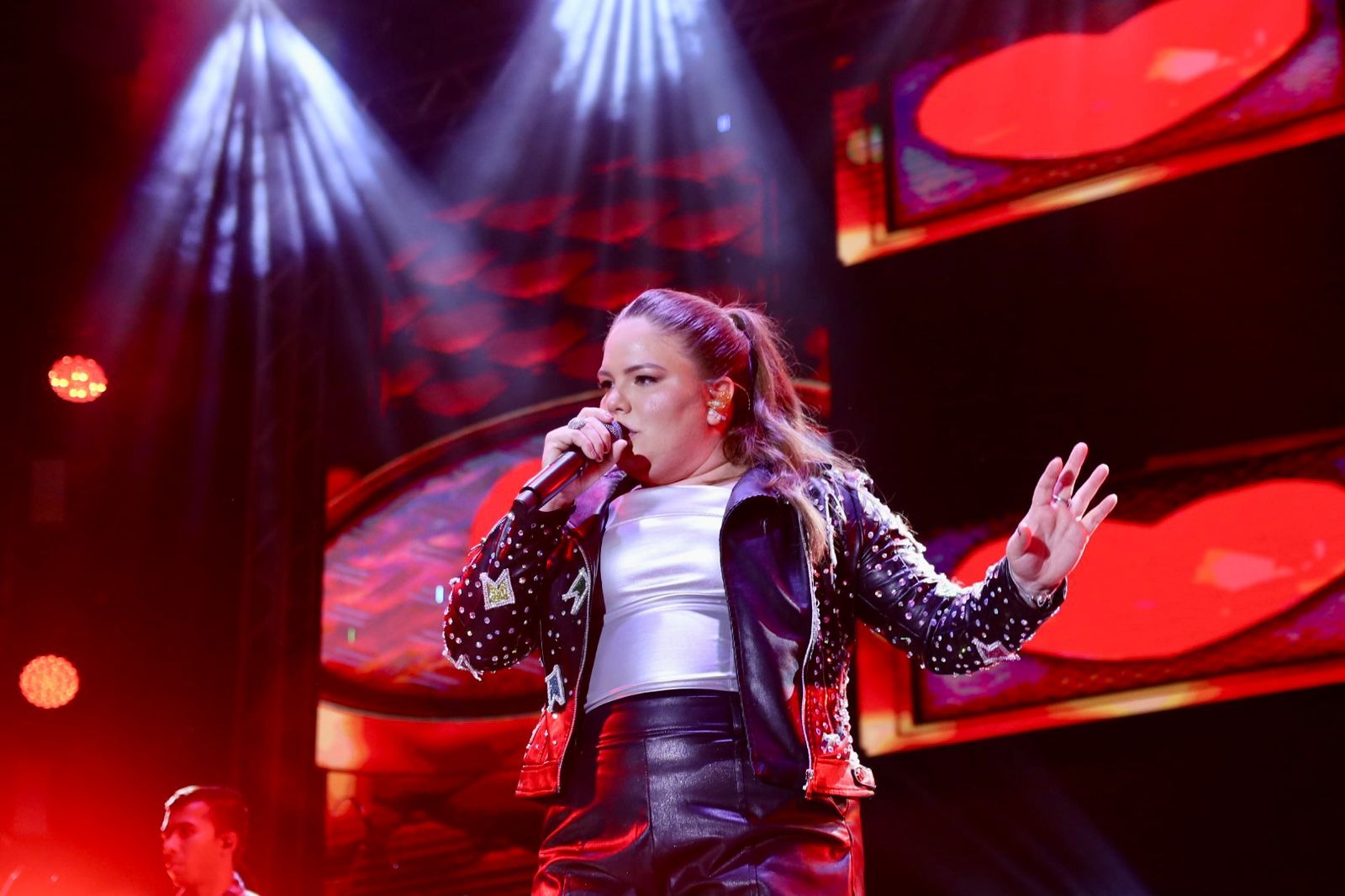 Em clima de despedida e gosto de quero mais, penúltima noite do São João é marcada com apresentação inédita da patoense Bizay