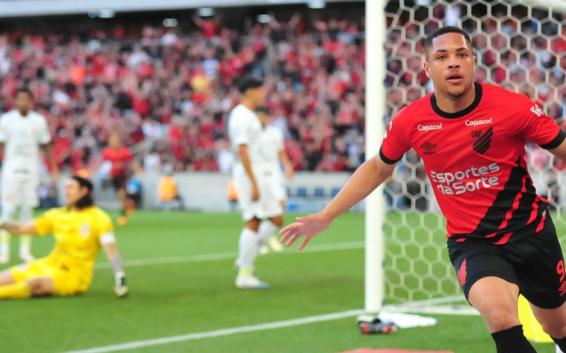 Mesmo com ‘zaga Tropicália’, Corinthians não segura o Roque, perde para o Athletico e pode ficar no Z4 do Brasileirão