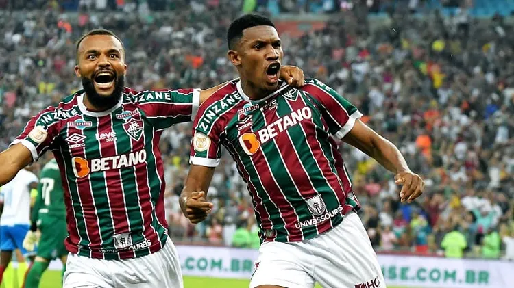 Fluminense vence o Bahia de virada e dorme no G4 do Brasileirão