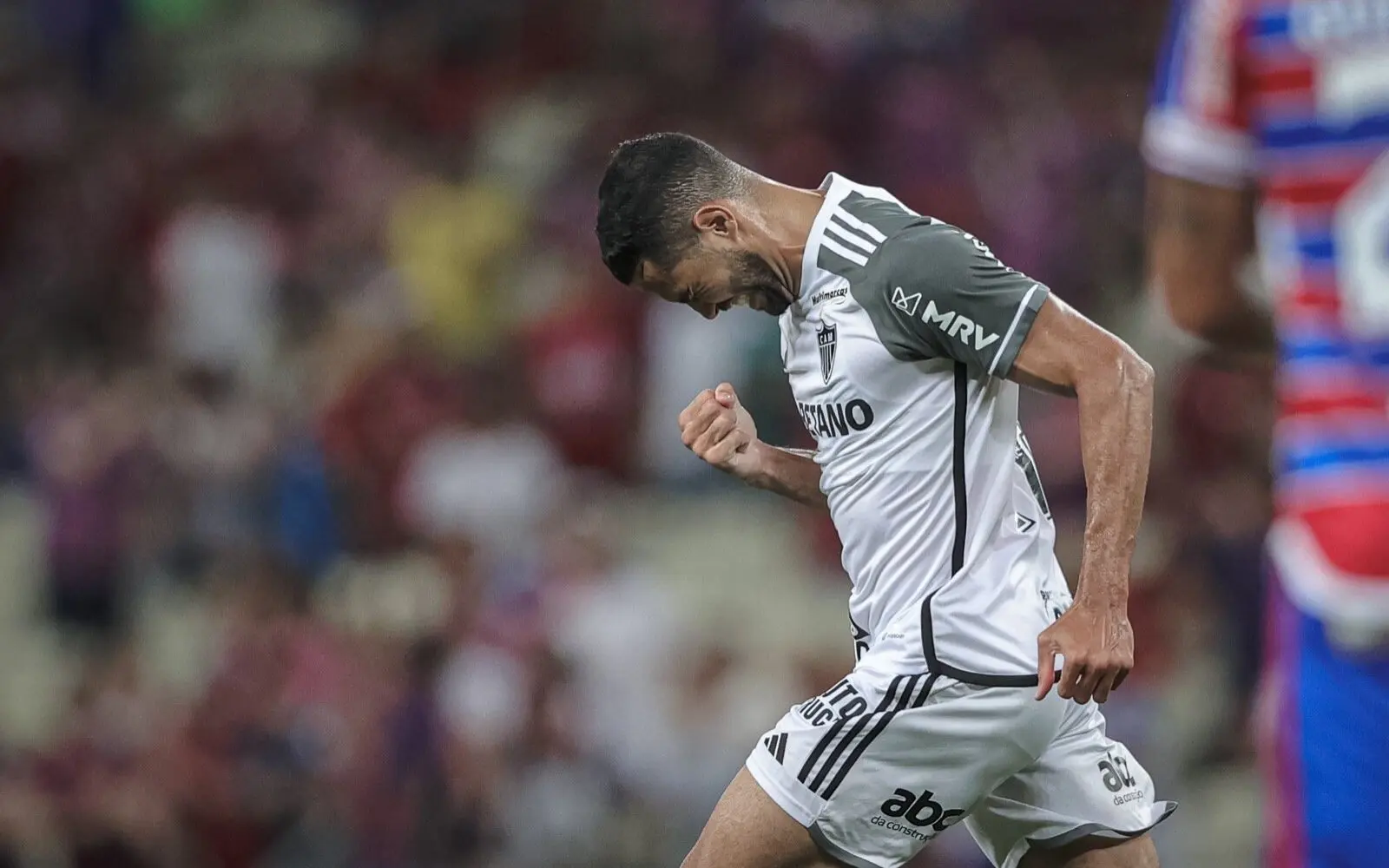 Fortaleza vence o Atlético-MG e entra no G-6 do Brasileirão