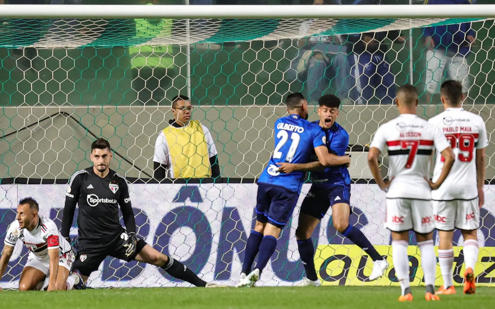 Com gol contra de Rafinha, Cruzeiro vence o São Paulo e quebra sequência negativa no Brasileirão