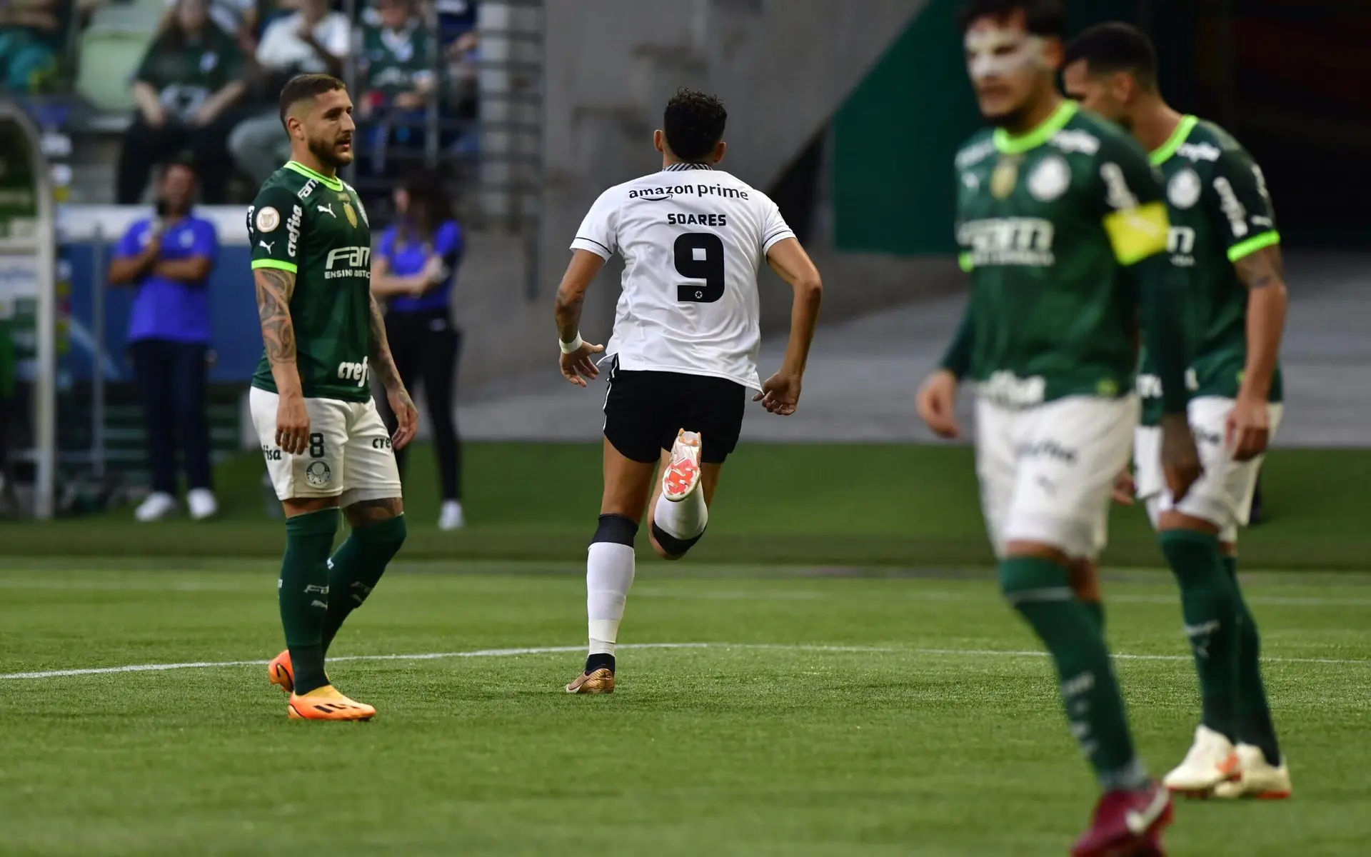 Com gol do artilheiro Tiquinho, Botafogo vence o Palmeiras fora de casa e dispara na liderança do Brasileirão