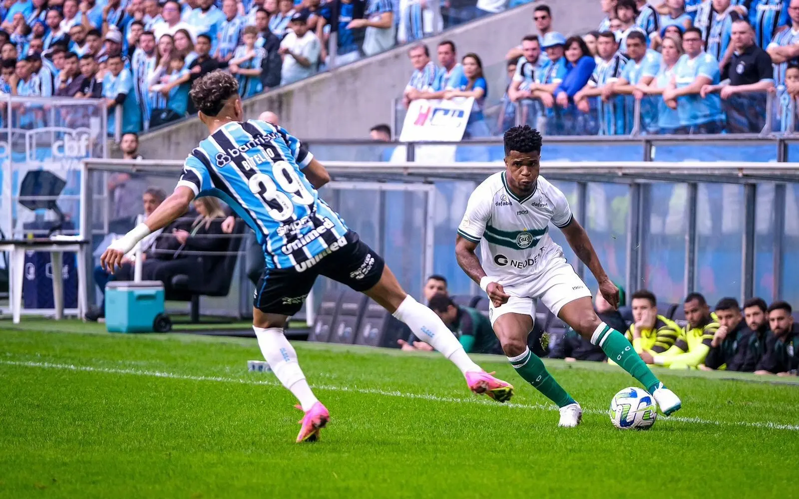 Grêmio goleia Coritiba e assume vice-liderança do Campeonato Brasileiro