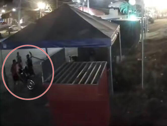 Entregador de delivery tem moto roubada em assalto à mão armada na noite deste domingo (25), próximo à Linha Férrea, em Patos. VÍDEO