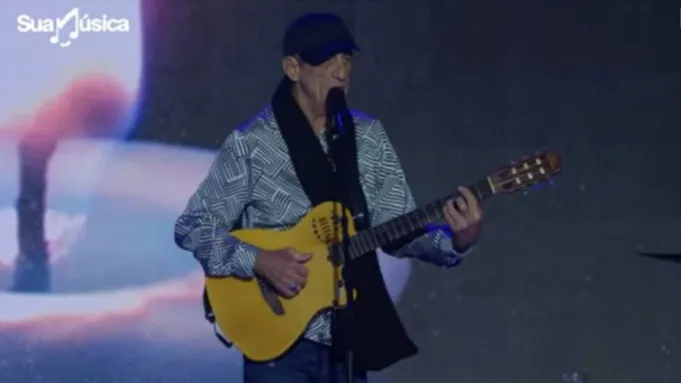 “Vai ter um sertanejo aí”, reclama Fagner ao encerrar show no São João de Campina Grande. Veja vídeo