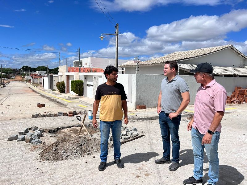 Morador do bairro Monte Castelo comemora obras de calçamento na localidade