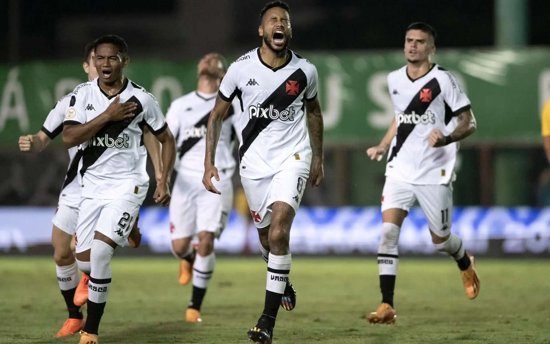 Com gol de pênalti de Jair, Vasco bate o Cuiabá e encerra sequência de 10 jogos sem vitória no Campeonato Brasileiro