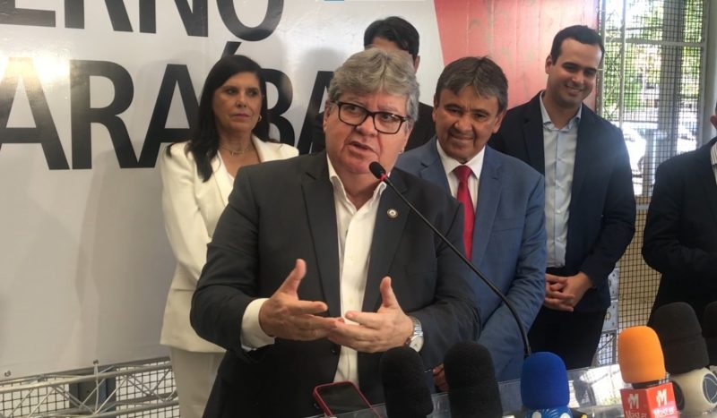 Governador João Azevêdo anuncia que cidadão inserido no Cadastro Único poderá ser contratado pelo Estado