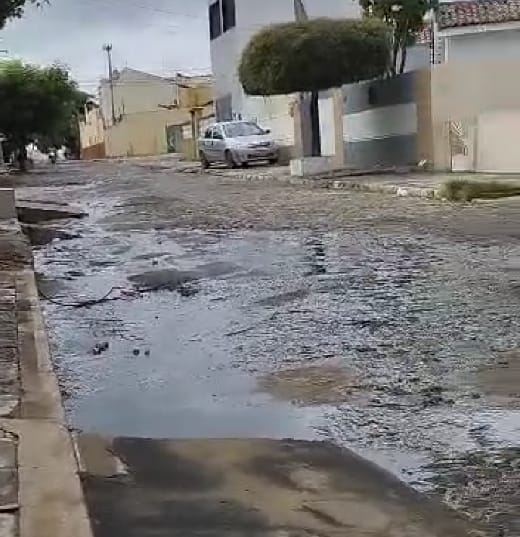 Moradores do bairro São Sebastião cobram conserto de galeria estourada há mais de uma semana