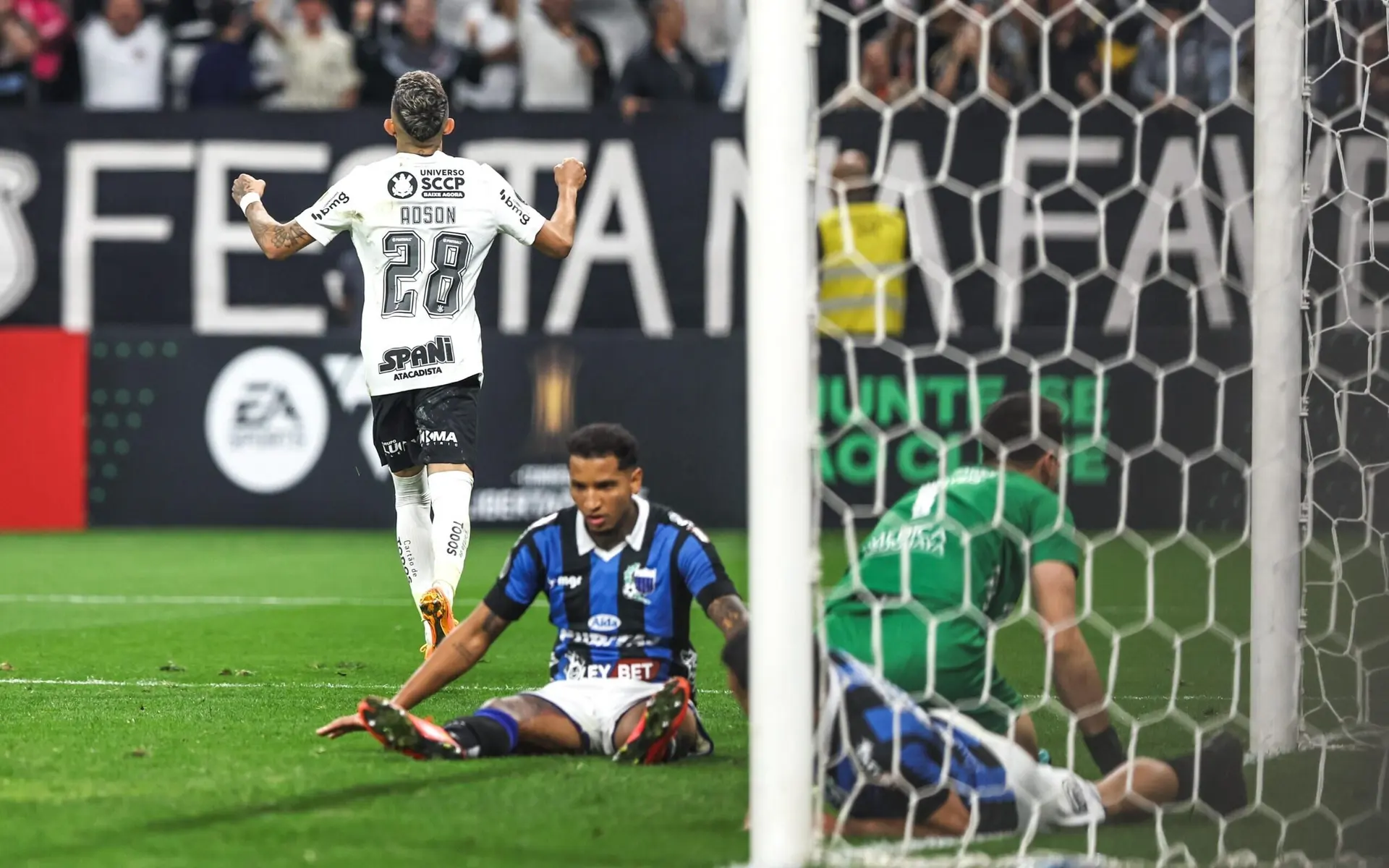 Em noite de protestos, base garante vitória do Corinthians sobre o Liverpool pela Libertadores; resultado leva Timão à Sul-Americana