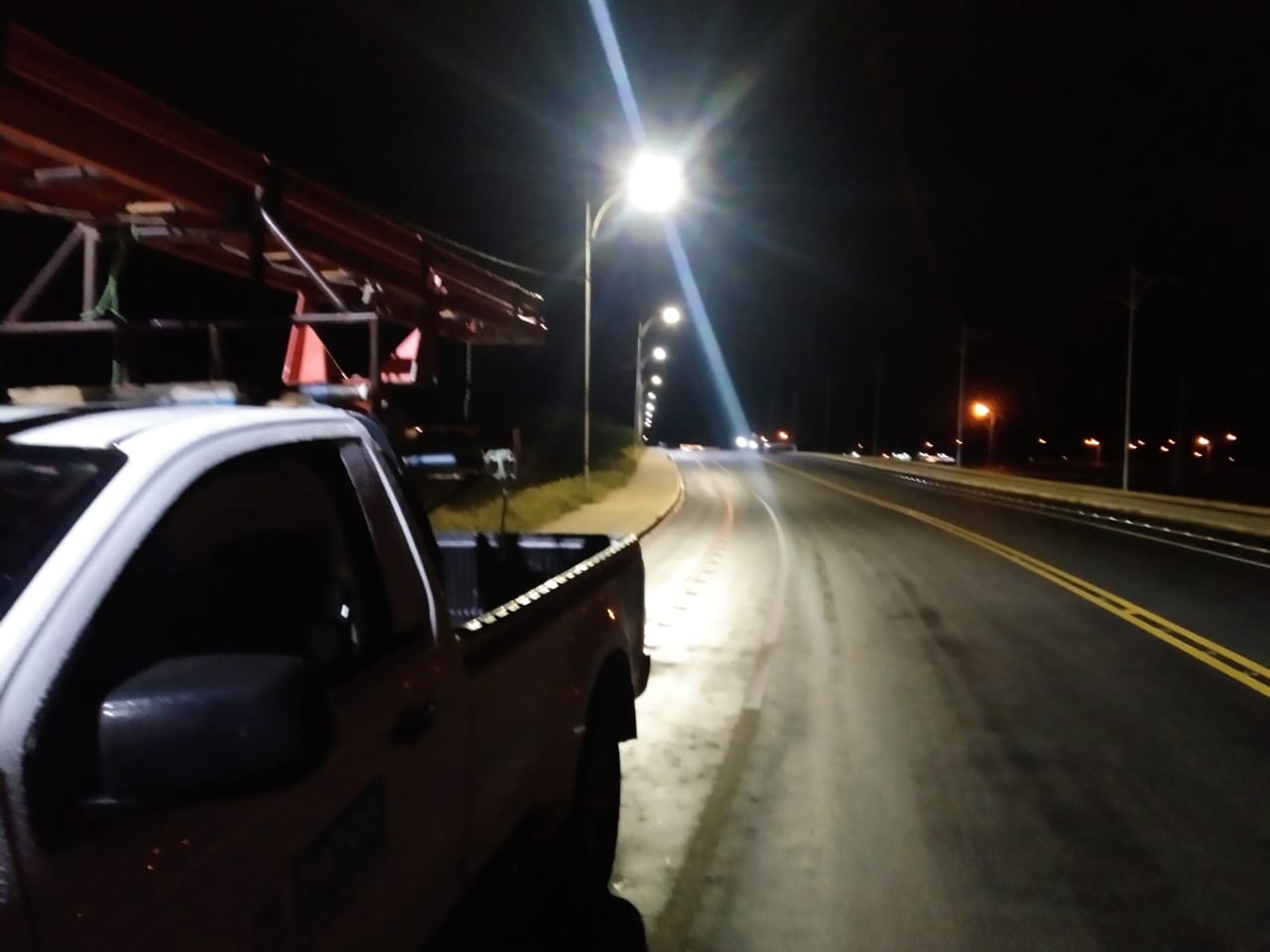 Internauta denuncia escuridão na Alça Sudeste e falta de limpeza; prefeitura diz que serviços já foram iniciados no local