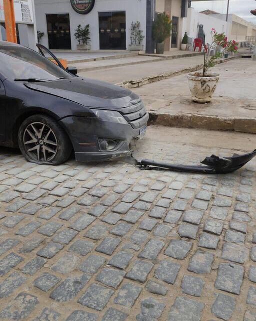 Carro pega fogo após motorista perder controle e colidir em bomba de combustível, em posto de Princesa Isabel-PB