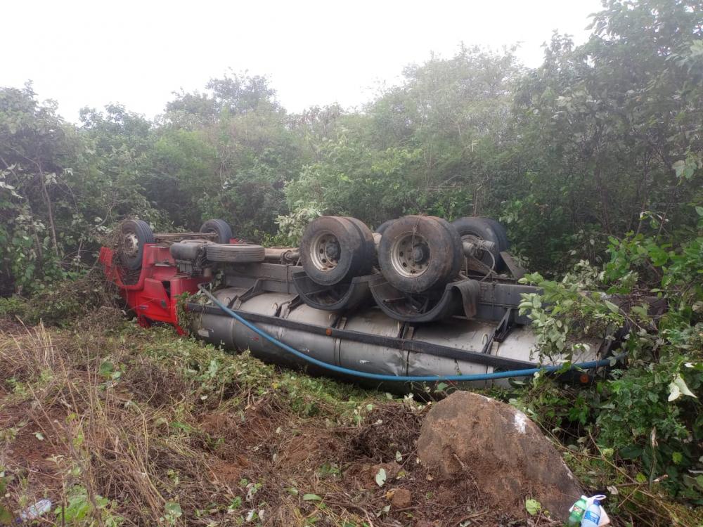 Caminhão carregado de leite tomba em acidente na PE-275, entre Brejinho e Teixeira