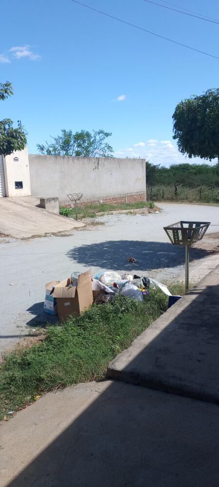 Morador do bairro Jardim Colonial denuncia coleta inadequada de lixo na localidade