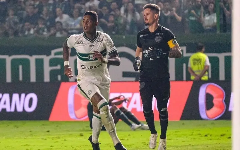 Coritiba supera Goiás, na Serrinha, em sua primeira vitória no Brasileirão