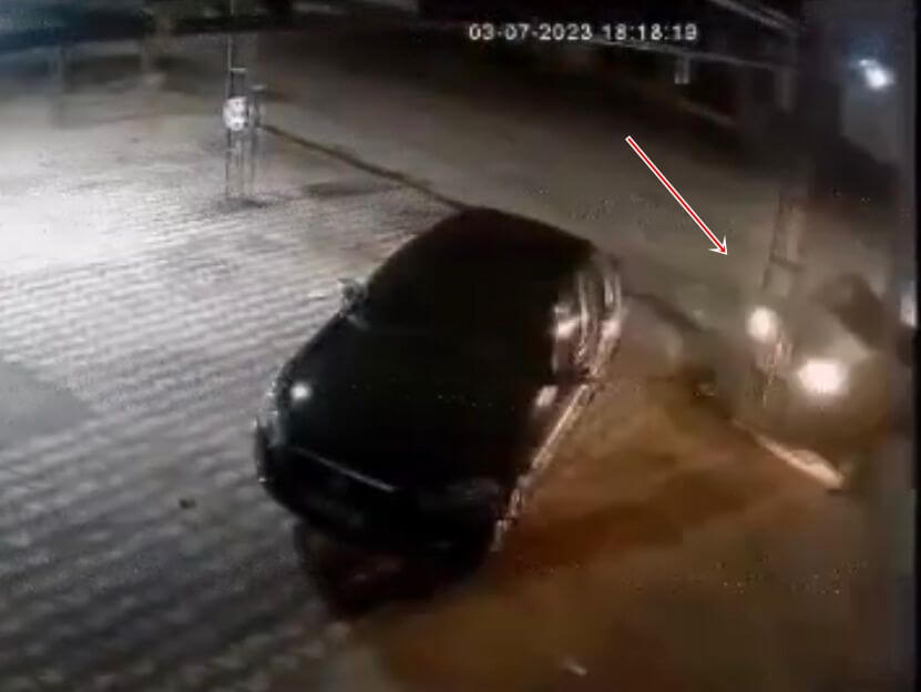 Imagens de câmera de segurança mostram momento em que motorista que fugia de abordagem da PRF em Patos, perde controle e bate em poste; veja vídeo