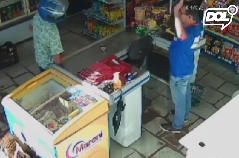 Homem assalta mercado na cidade de Coremas; vídeo