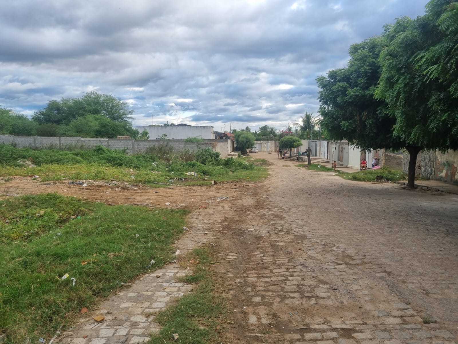 Em Patos, Brother Construtor adquire terreno na Rua Sebastião Monteiro, no bairro do Monte Castelo, e promete solução para alagamento de esgotos na localidade