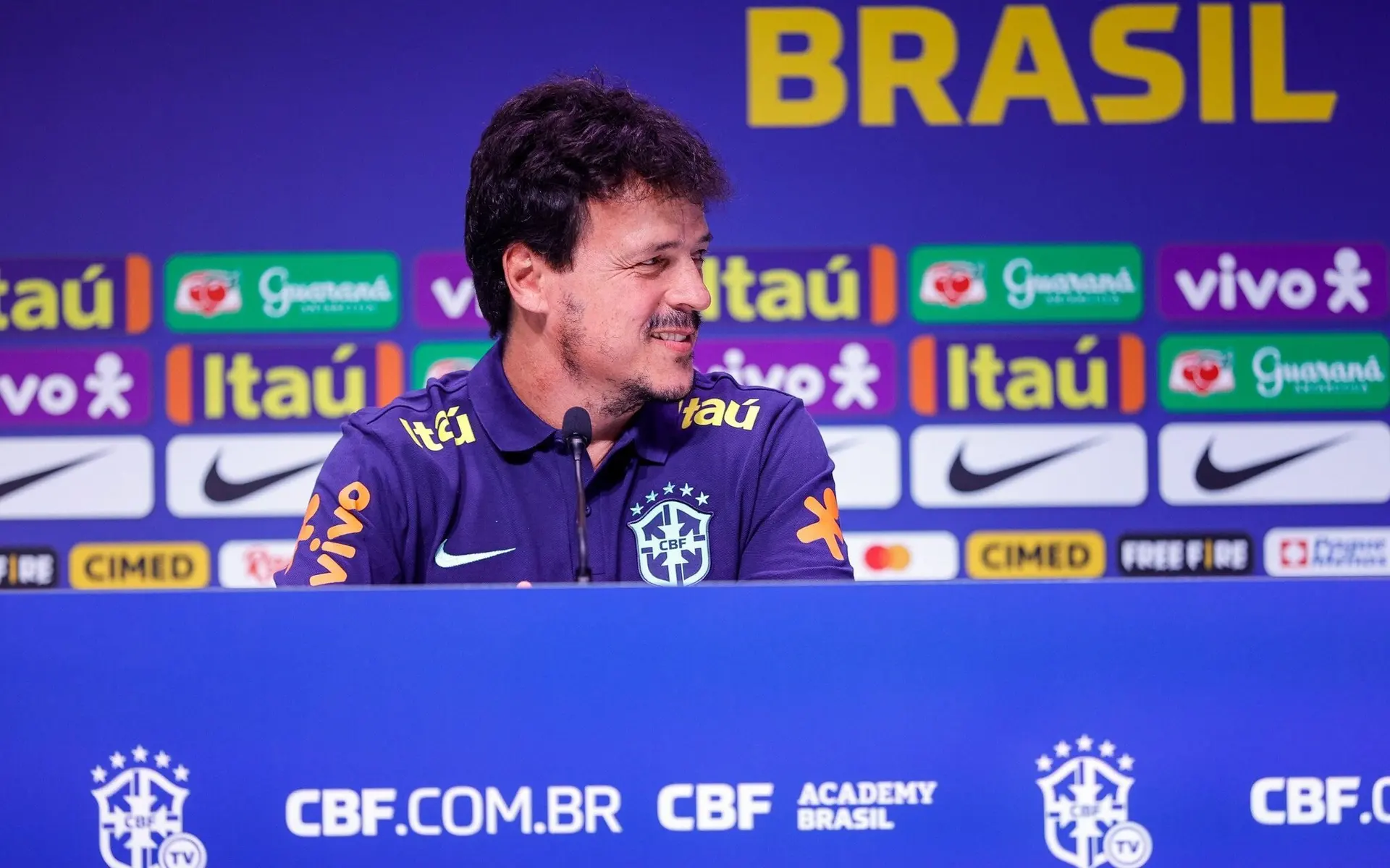 Em sua apresentação, Fernando Diniz se diz ‘honrado’ por assumir a Seleção Brasileira e se esquiva de falar de Ancelotti