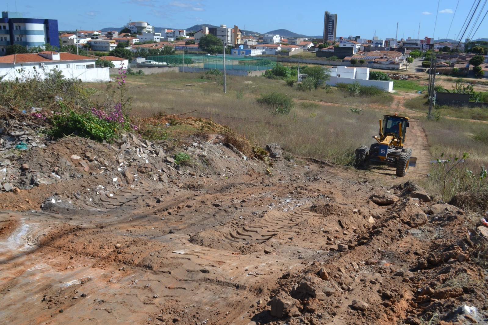 MAIS MOBILIDADE: Prefeitura de Patos abre via interligando zona norte ao centro e acaba com pontos de descarte irregular de lixo
